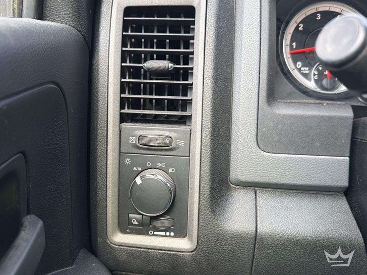 2015-dodge-3500-image-12