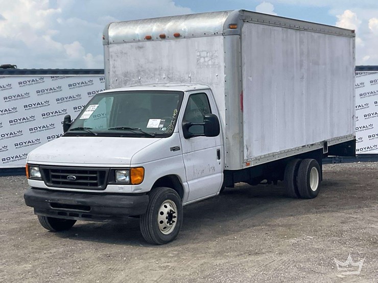 2004-ford-e450-image-1