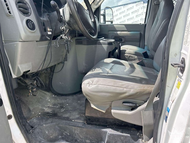 2014-ford-cargo-image-9