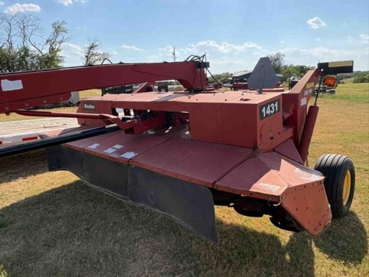 new-holand-1431-swather-image-4