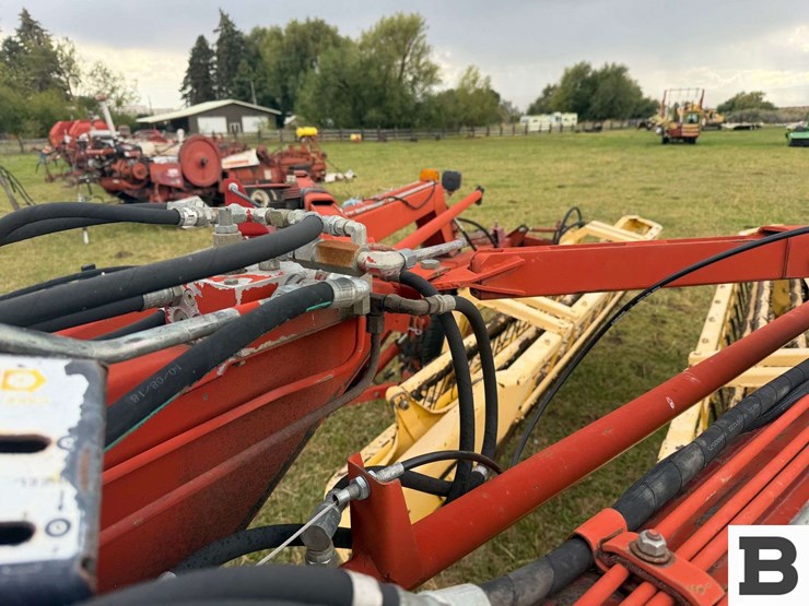 new-holland-216-image-15