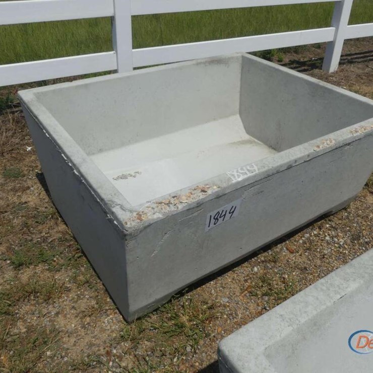 150-GALLON DEEP WATER TROUGH