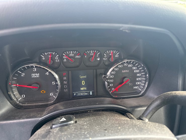 #1002-•-2015-chevrolet-silverado-pickup-truck-image-15
