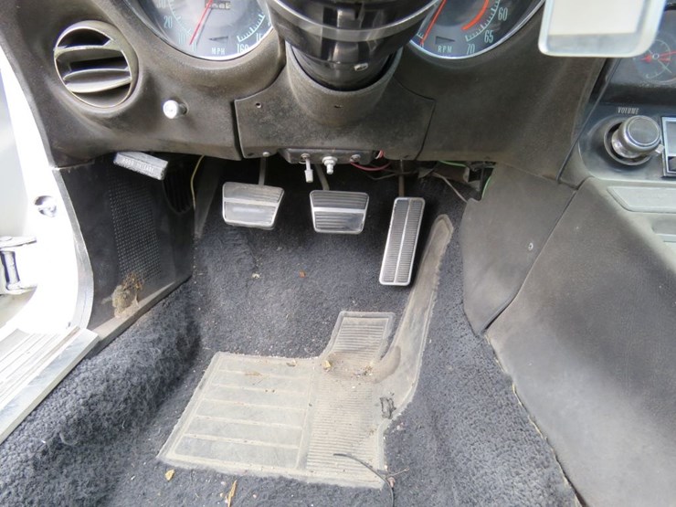 1979-chevrolet-corvette-road-track-car-image-18