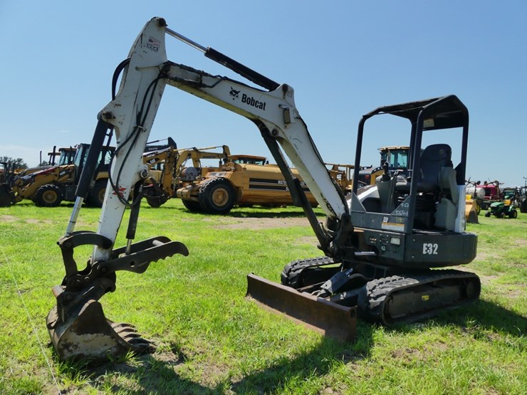2011-bobcat-e32-image-1