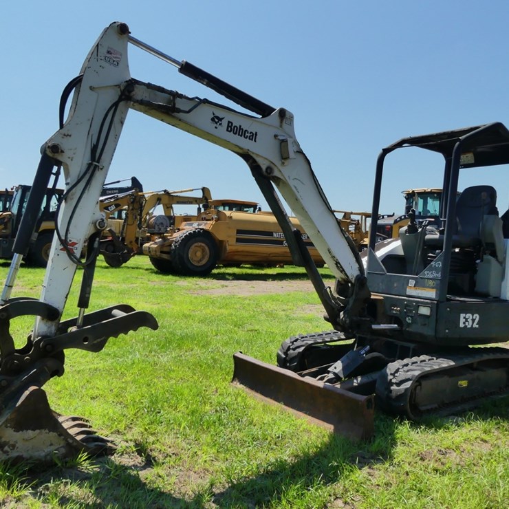 2011 BOBCAT E32