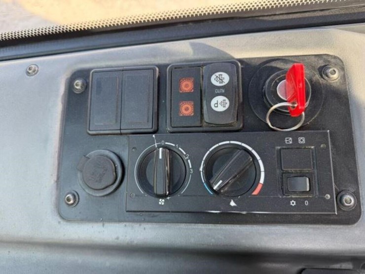 2020-deere-204l-image-11