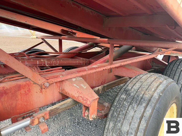 new-holland-1032-image-26