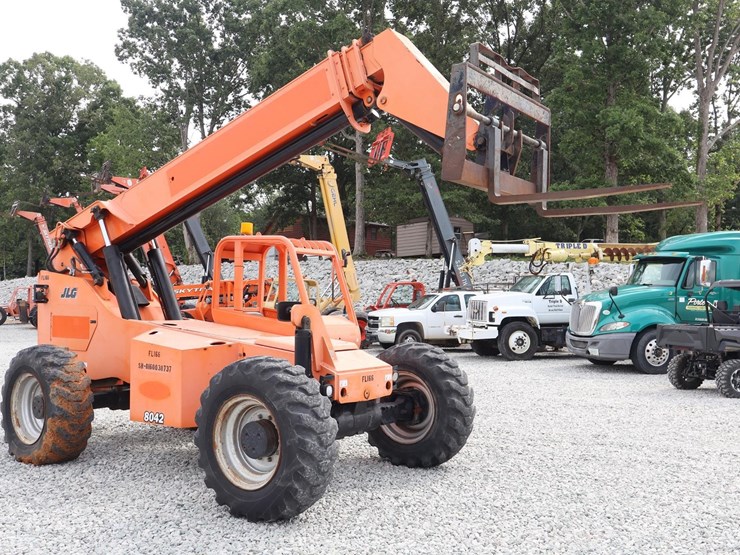 2010-jlg-8042-image-8