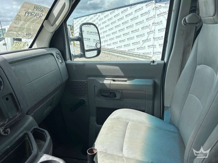 2014-ford-cargo-image-15