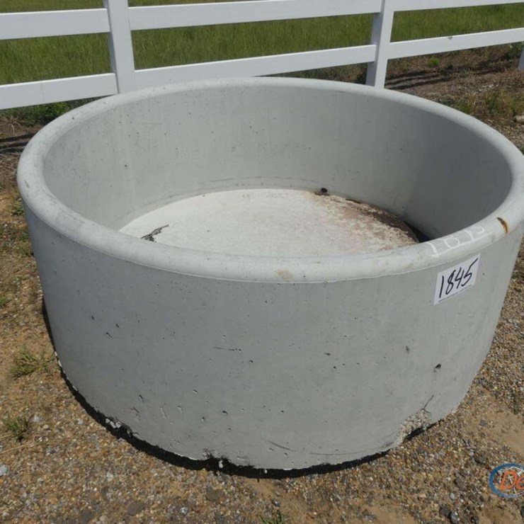 300-GALLON ROUND WATER TROUGH