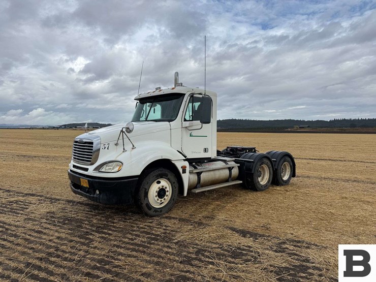 2005-freightliner-columbia-120-image-2