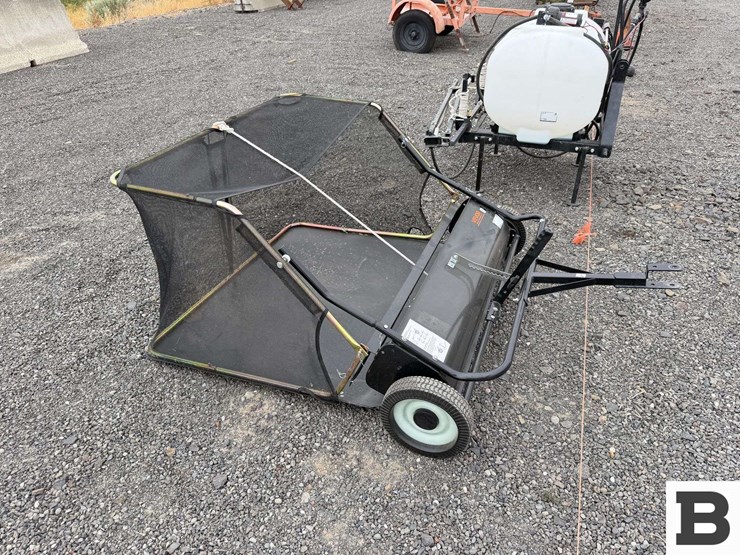 vevor-44"-yard-sweeper-image-4