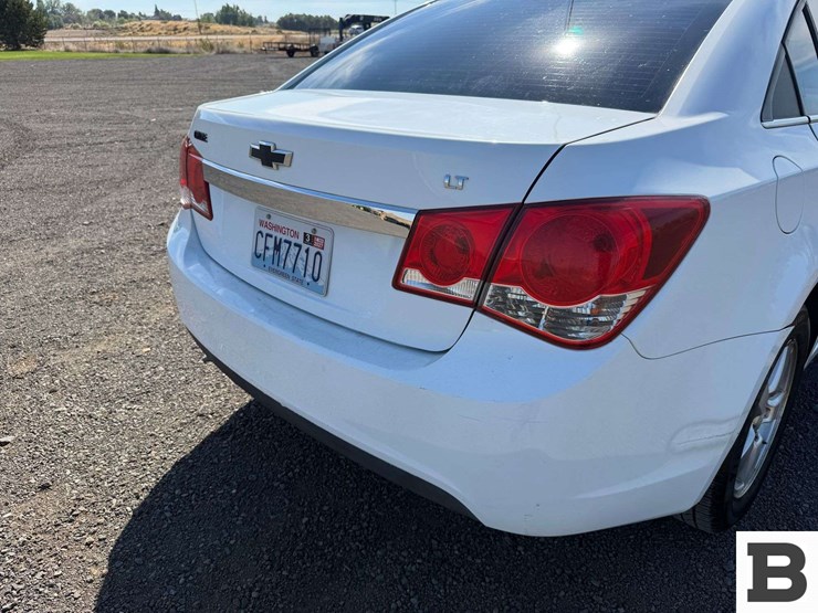 2012-chevrolet-cruze-sedan-image-15