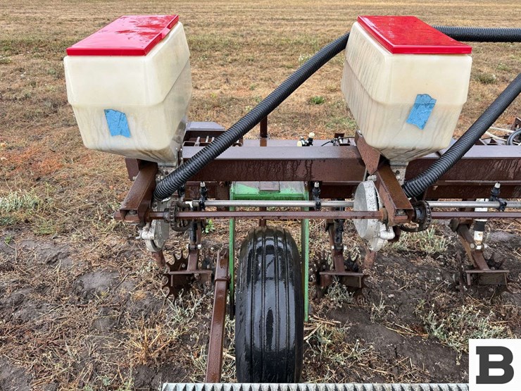 monosem-6-row-vacuum-planter--dnr-image-15