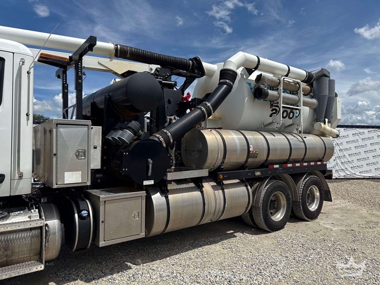 2020-peterbilt-567-image-12
