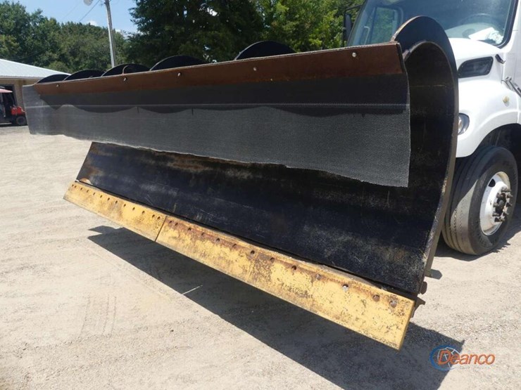 2012-freightliner-m2-106-image-12