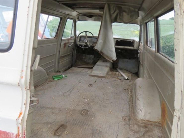 1965-chevrolet-suburban-image-4