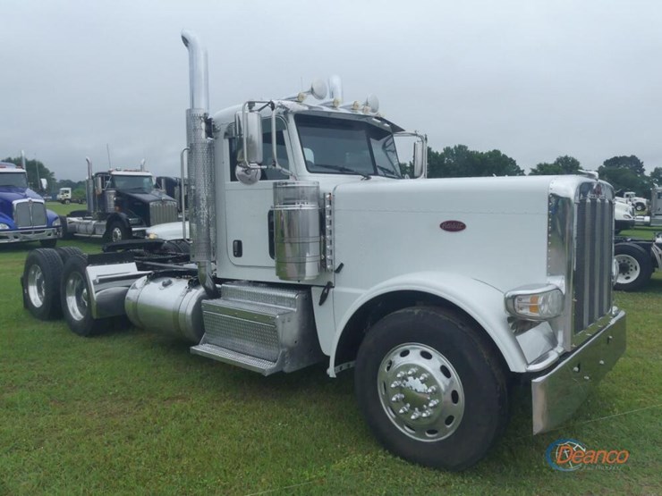 2017-peterbilt-389-image-1