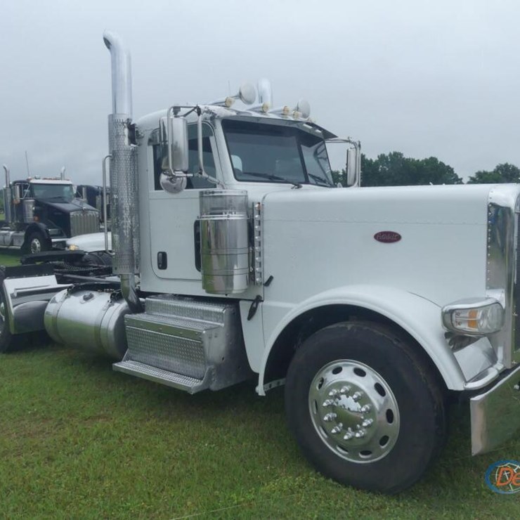 2017 PETERBILT 389