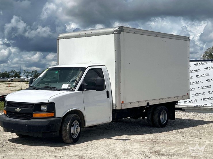 2017-chevrolet-express-3500-image-1