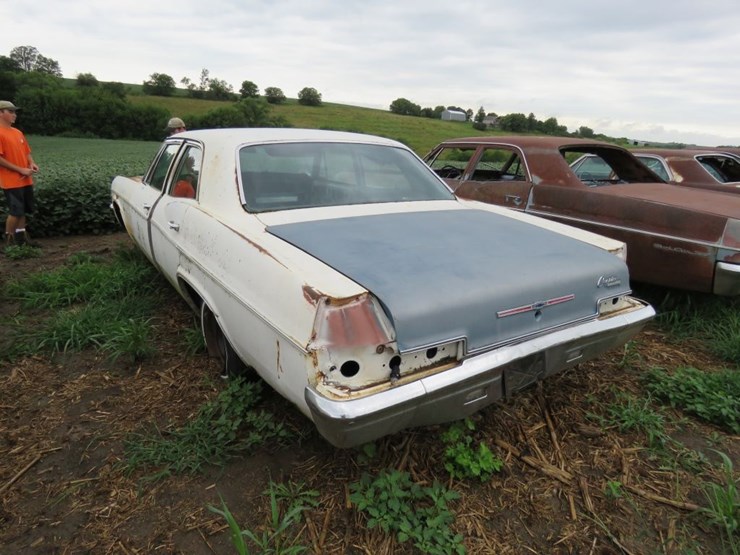 1966-chevrolet-impala-4dr-sedan-image-3