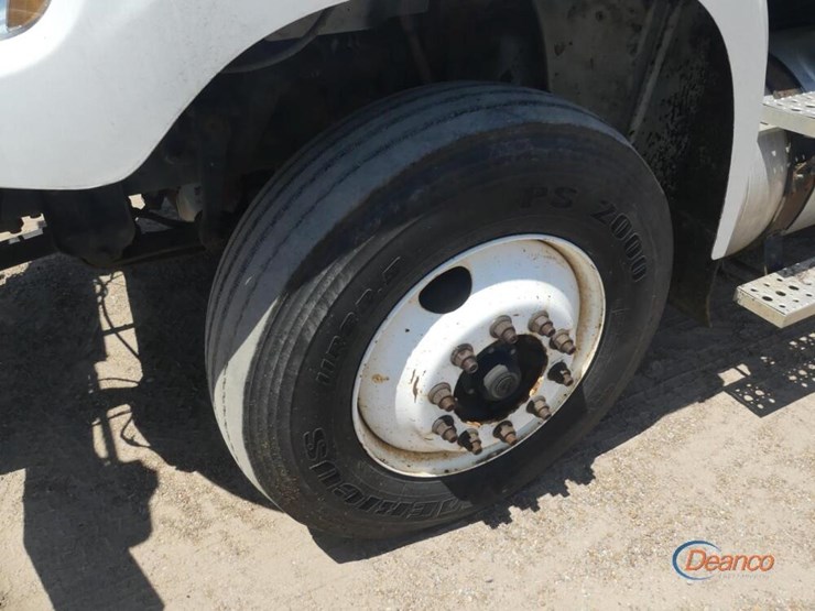 2012-freightliner-m2-106-image-10