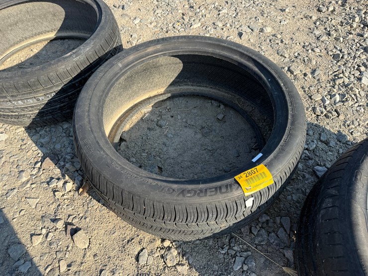 #2807-•-(1)-235/40r19-tire-inv#-2807-image-1