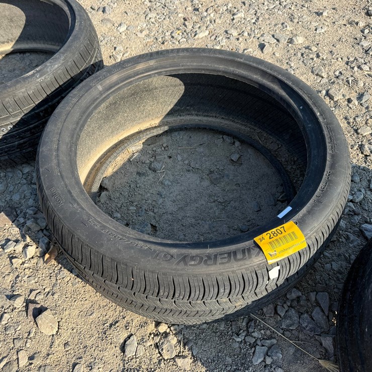 #2807 • (1) 235/40R19 Tire INV# 2807