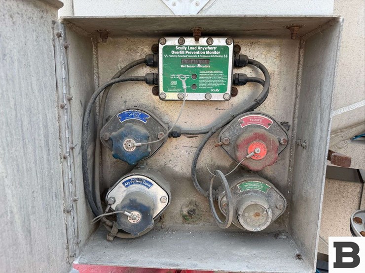 2001-freightliner-cst120-tank-truck-image-19