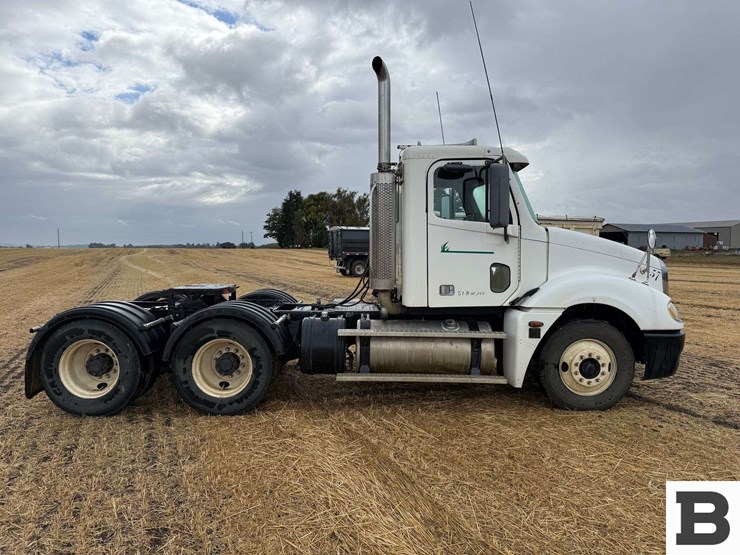 2005-freightliner-columbia-120-image-7
