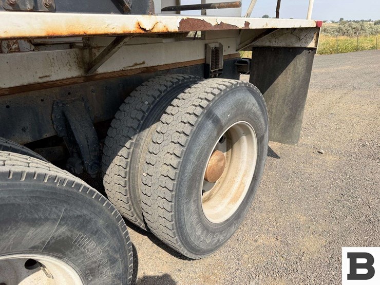1989-peterbilt-377-image-25