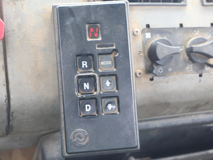 2001-freightliner-fl70-image-23