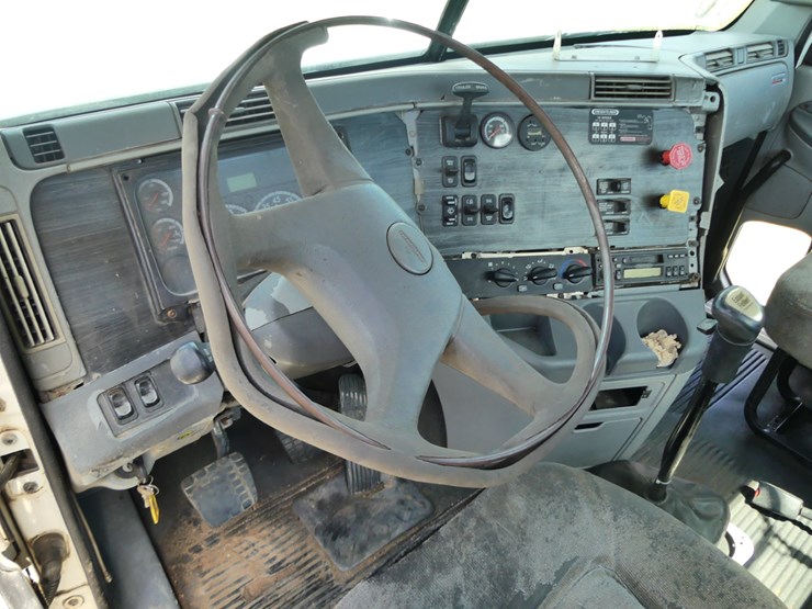 2007-freightliner-day-cab-image-12
