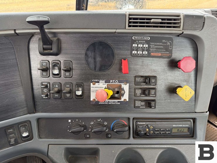 2005-freightliner-columbia-120-image-60