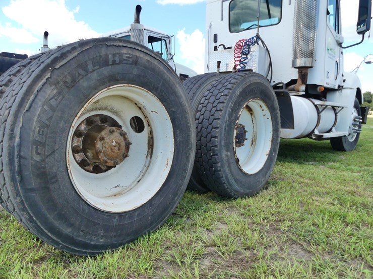 2007-freightliner-day-cab-image-6