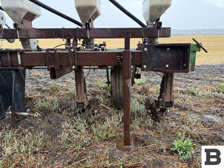 monosem-6-row-vacuum-planter--dnr-image-12