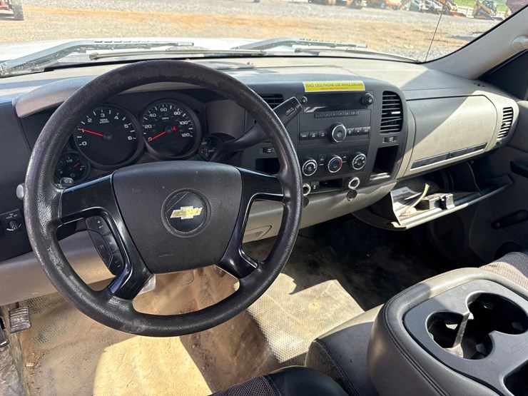 #1004-•-2013-chevrolet-silverado-pickup-truck-image-13