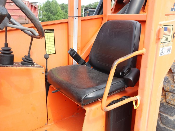 2010-jlg-8042-image-18
