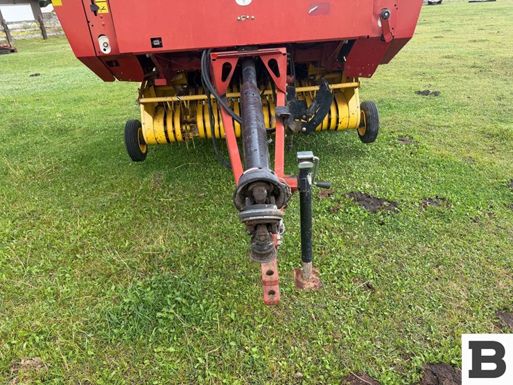 new-holland-br740a-image-8