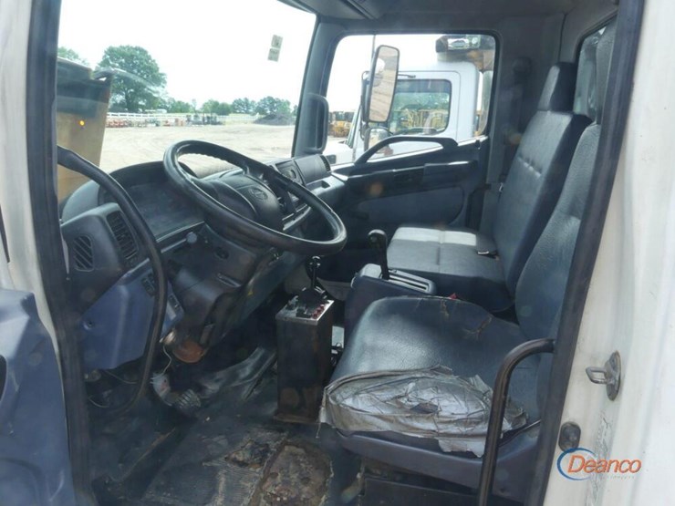 2008-hino-268-image-12