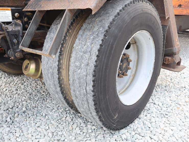 2001-freightliner-fl70-image-10