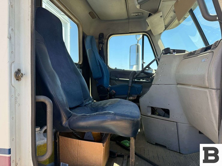 1997-freightliner-fl80-image-50