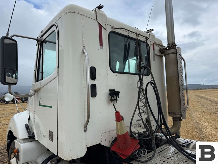 2005-freightliner-columbia-120-image-31