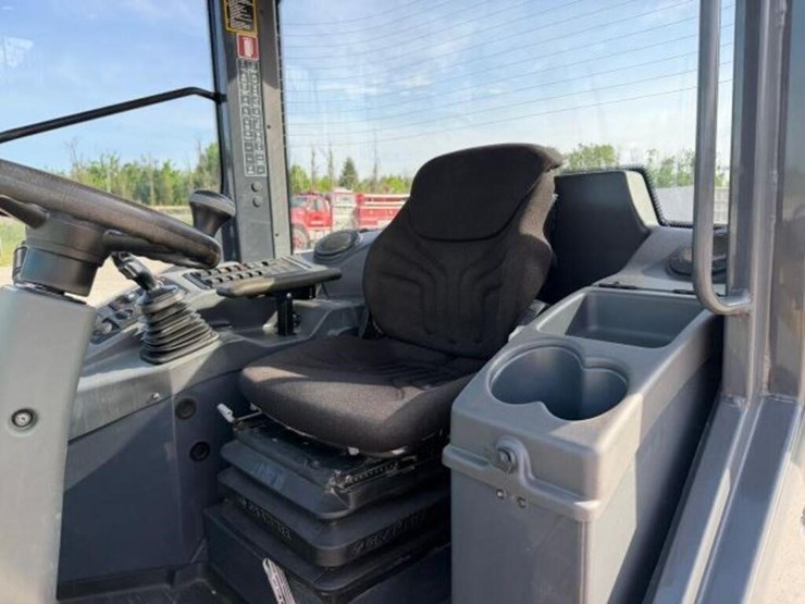 2020-deere-204l-image-14