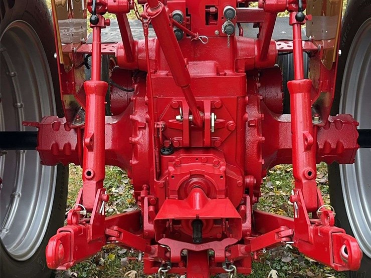 1970-1026-farmall-hydro-row-crop-golden-demonstrator-image-60