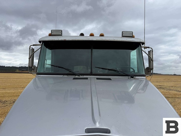 1991-volvo-gm-integral-sleeper-tractor-truck-image-11