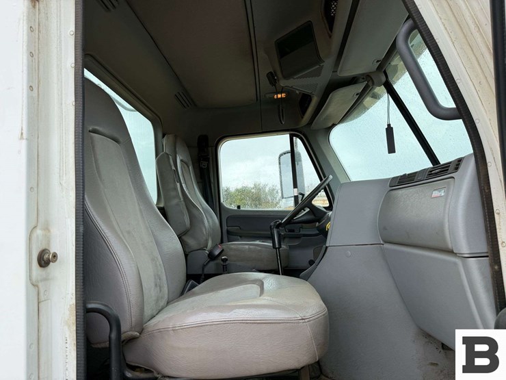 2005-freightliner-columbia-120-image-50