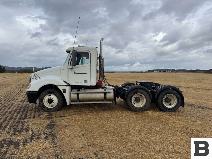 2005-freightliner-columbia-120-image-3