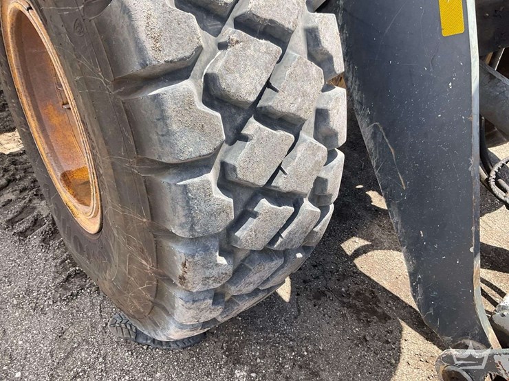 2016-deere-524k-image-32